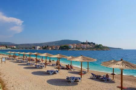 Charming Seaside Apartment Primošten Buitenkant foto