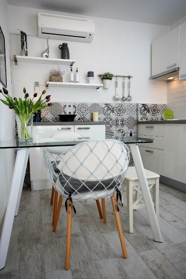 Charming Seaside Apartment Primošten Buitenkant foto