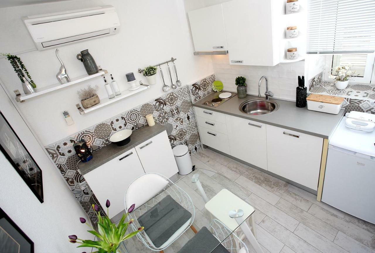 Charming Seaside Apartment Primošten Buitenkant foto